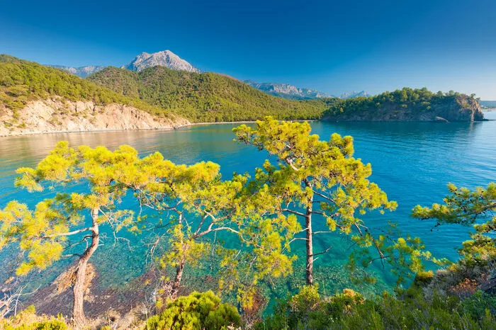 Die Grüne. Abseits der Küste ist Thassos ist von dichten Kiefernwäldern und Olivenhainen überzogen: Wanderer treffen auf Seen und Wasserfälle, hübsche Bergdörfer oder den höchsten Gipfel, den Ipsarion. Mit dem „Paradiese Beach“ hat die Insel einen der schönsten Strände der Ägäis im Ärmel, fast noch reizvoller aber sind die vielen kleinen, versteckten Buchten.