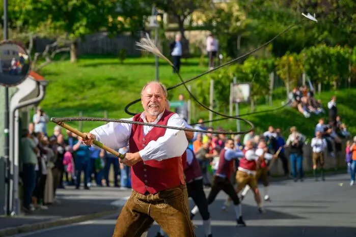 Sogar Aperschnalzer aus Salzburg erhielten eine Sondergenehmigung – normalerweise sind Schnalz-Auftritte nur im Fasching erlaubt.