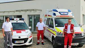 Rotkreuz- Bezirksgeschäftsführer Gerhard Koller mit einem Rettungsteam vor der „Ärzteschmiede“, die vorübergehend die neue Heimat ist  