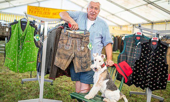 Einer der bekanntesten Standler – Dietmar Karl Schmid mit Hund