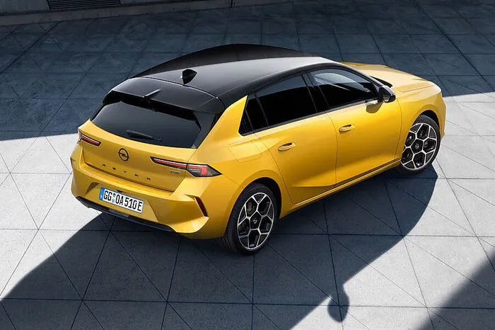 Wie auch immer angetrieben, geben wird es den neuen Astra wie gehabt als Fünftürer und Kombi namens Sports Tourer. Technisch gesehen steht er auf der EMP2-Plattform des noch jungen Autoriesen Stellantis, auf der auch zahlreiche Schwestermodelle von Citroën, DS und Peugeot aufbauen.