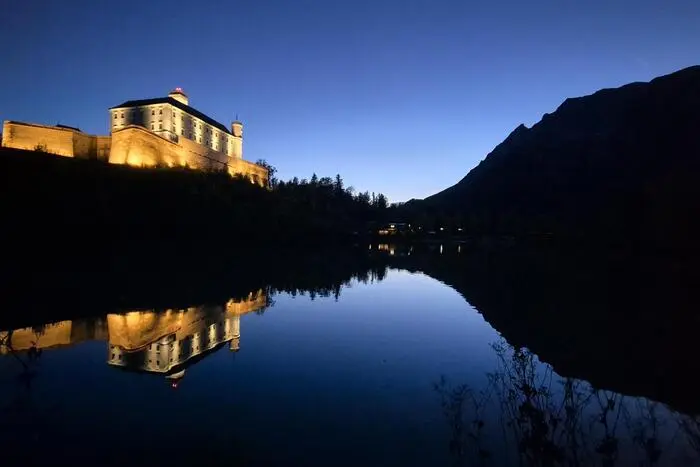 Ein herrlicher Abend | Diese beeindruckende Aufnahme vom Schloss Trautenfels und dem Grimming machte unser Leserreporter Toni Schwab aus Raumberg. Herzlichen Dank für das tolle Foto!