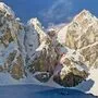 Die Nordostschlucht des Jof Fuart/Wischberg mit der Routenbeschreibung von Ganitzer/Wutte/Zink. Die friulanischen Alpinisten fuhren aus 2300 Metern Seehöhe ab, die Lawine, die sie erfasste, riss sie 600 Meter mit, bis ungefähr an das Ende der roten Tourenlinie  