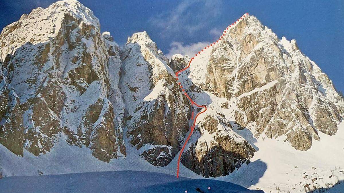 Die Nordostschlucht des Jof Fuart/Wischberg mit der Routenbeschreibung von Ganitzer/Wutte/Zink. Die friulanischen Alpinisten fuhren aus 2300 Metern Seehöhe ab, die Lawine, die sie erfasste, riss sie 600 Meter mit, bis ungefähr an das Ende der roten Tourenlinie  