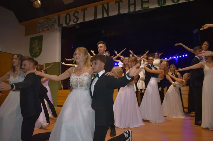 Um 20:30 Uhr ging es endlich los: Die Polonaise, eine gekonnt einstudierte Tanzeinlage mit abwechslungsreicher Musikauswahl sorgte für lauten Jubel und Konfettiregen.