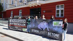 Der Verein gegen Tierfabriken (VGT) protestierte vor Prozessbeginn vor dem Landesgericht Klagenfurt