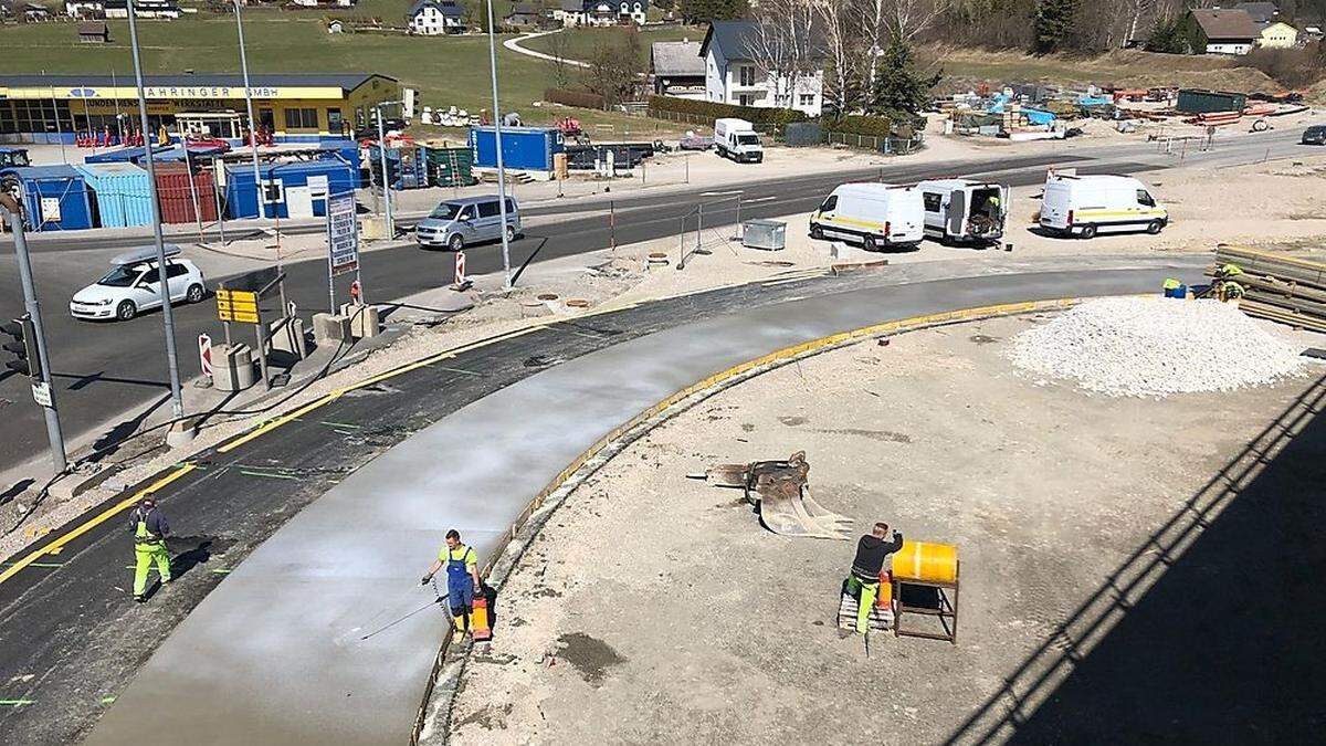 Großbaustelle: Der Kreisverkehr samt Brücke soll noch vor dem Sommer fertig sein