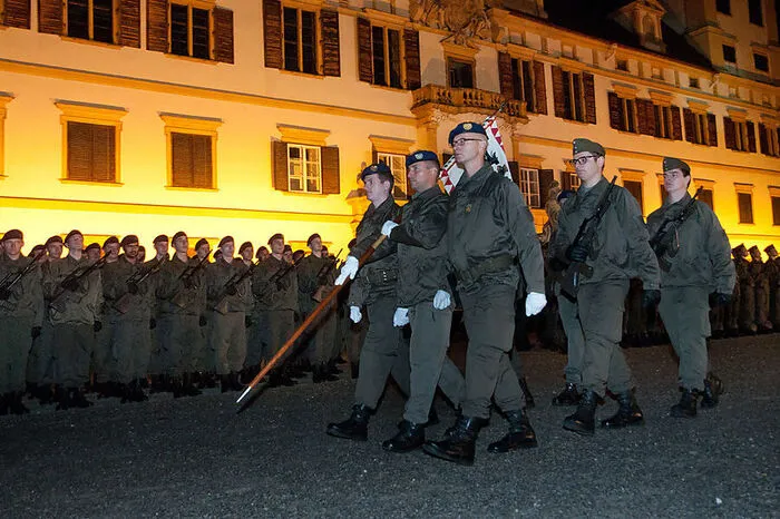 Angelobt wurden 368 Grundwehrdiener, davon zehn Frauen, aus den Verbänden Versorgungsregiment 1 in Gratkorn, Überwachungsgeschwader Zeltweg und Flugbetriebskompanie Aigen.