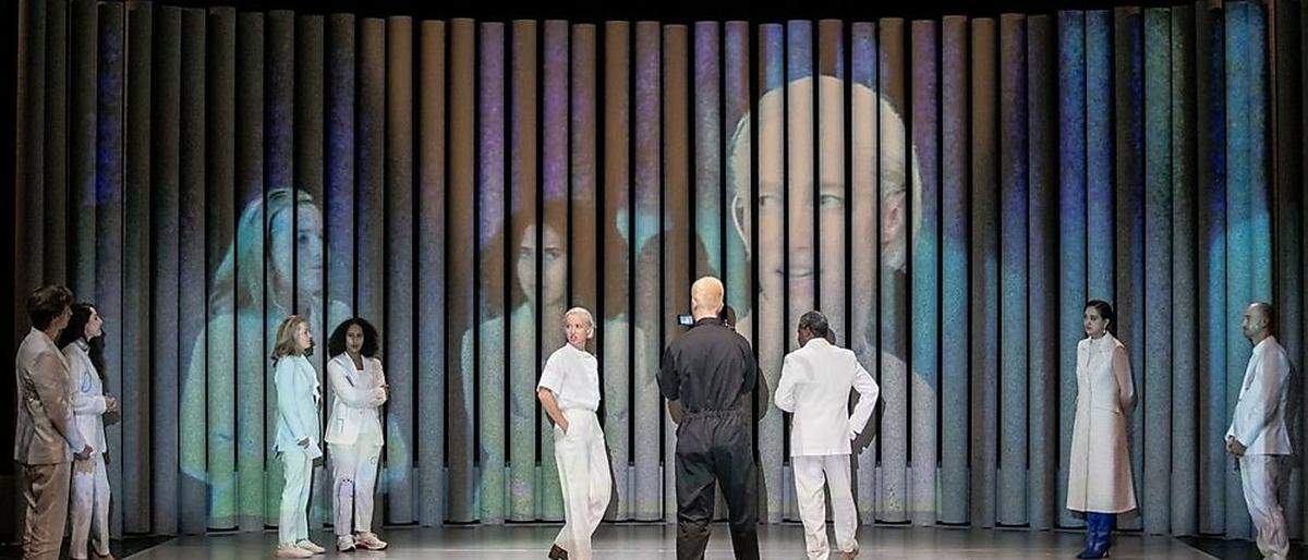 Die Bühne in „Die Ärztin“ erinnert an Gitterstäbe eines monumentalen Käfigs