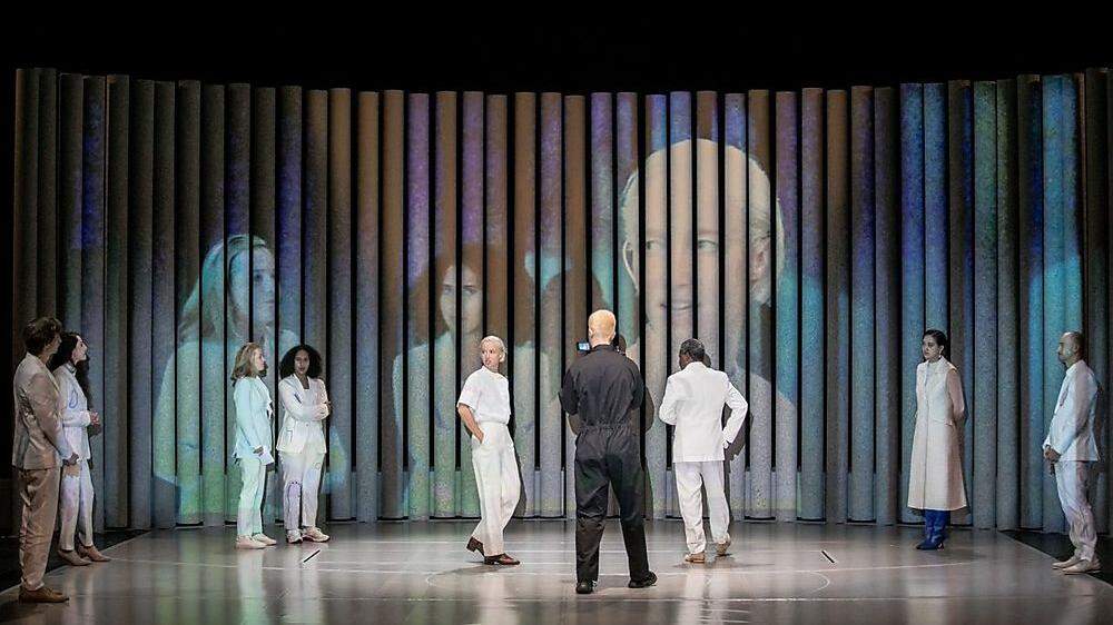 Die Bühne in „Die Ärztin“ erinnert an Gitterstäbe eines monumentalen Käfigs