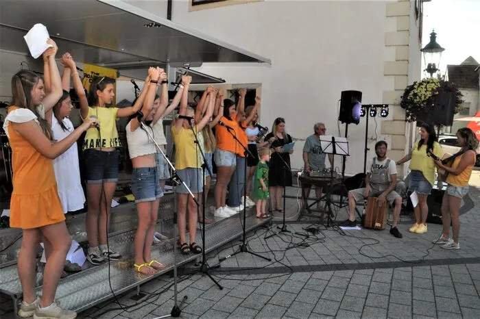 Der Chor ist im Sommer 2021 über das Ferienprogramm der Stadtgemeinde Voitsberg entstanden. Zum Gesang bringt ein Cajón rhythmische Klänge und Schwung in den Chor.