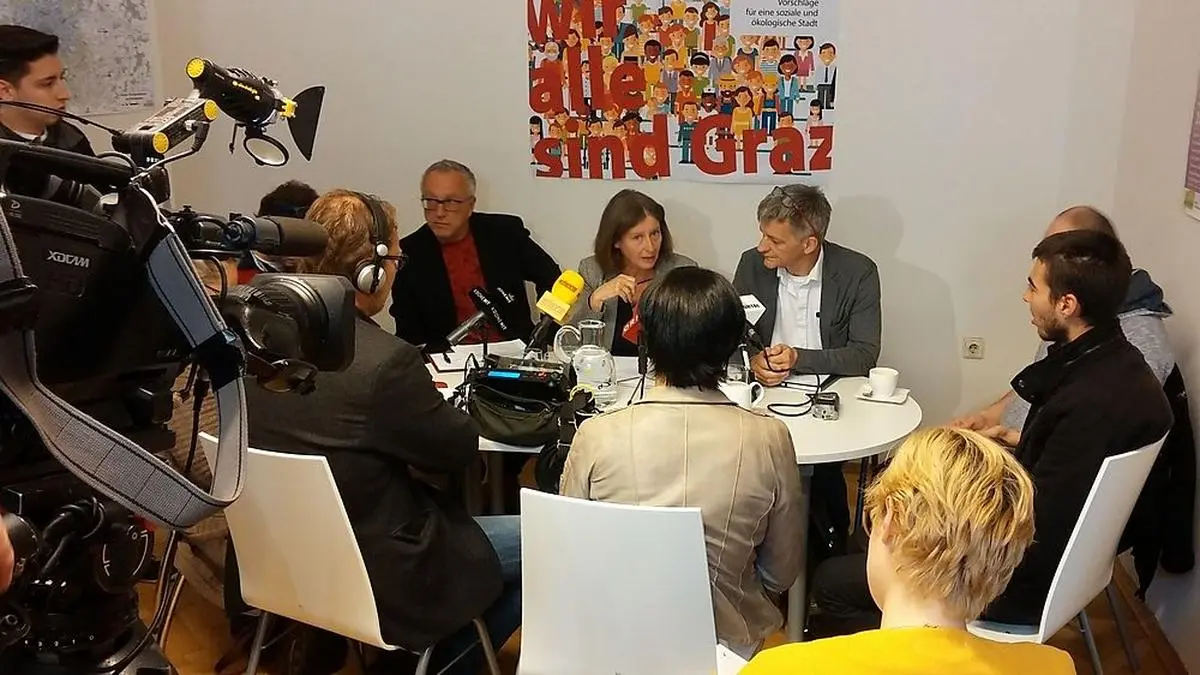 Großer Andrang: Neo-Verkehrsstadträtin Elke Kahr (KPÖ; Bildmitte) gab erste Einblicke, wie sie die Mobilität in Graz gestalten will