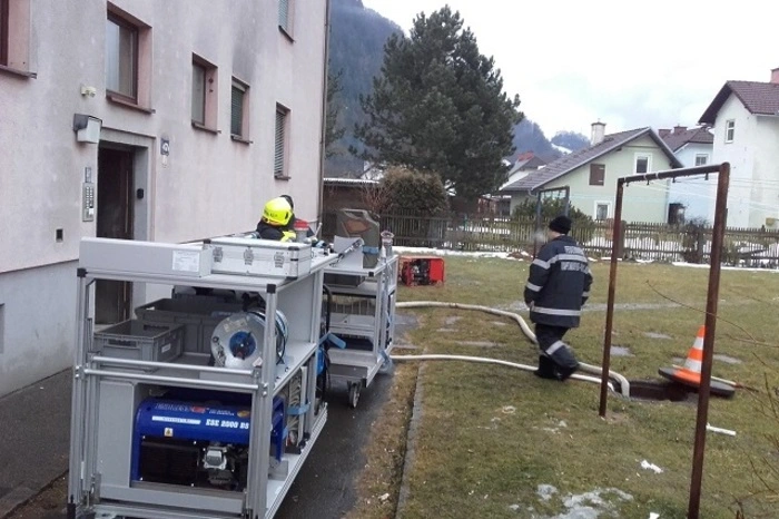 Mit mehreren Tauchpumpen wurde das Wasser abgepumpt.