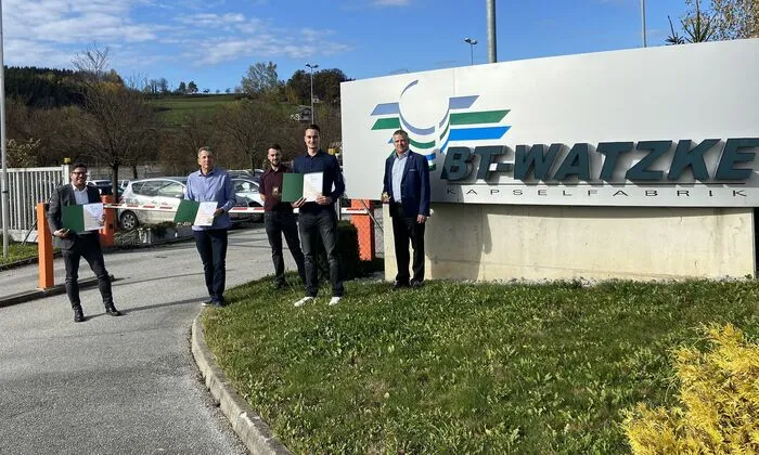 BT-Watzke GmbH in Pinggau freut sich mit Florian Dorfstetter und Manuel Riegler über deren ausgezeichnete Lehrabschlussprüfung