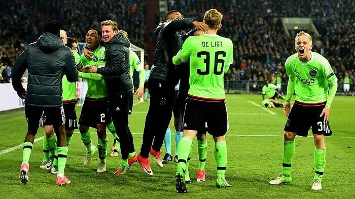 Ajax jubelt über das 2:3 auf Schalke. Die Holländer stehen damit im Halbfinale der Europa League.