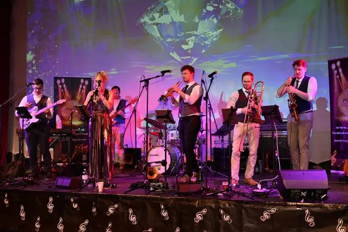 Im Ballsaal tanzten die Gäste zu den Klängen der Band „MAJOR 7“, die mit ihrem abwechslungsreichen Repertoire für perfekte Stimmung sorgte.