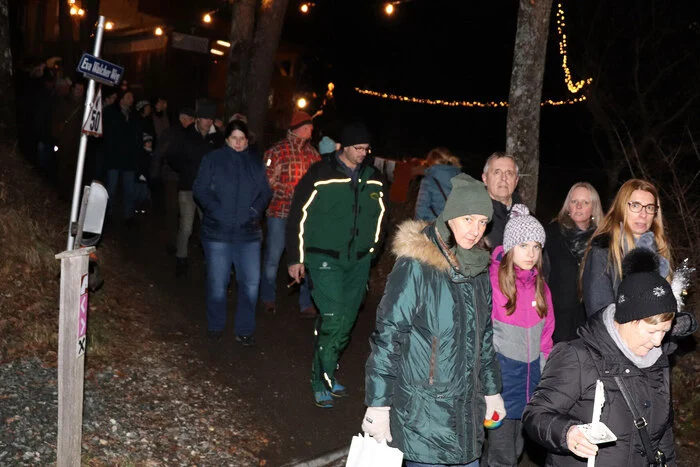 Entlang des 3,6 km langen Rundweges (Autofrei) erwarteten sie die Standbetreiber mit verschiedenen Neujahrsbezogenen Atraktionen, heißen Getränken, offenen Feuerstellen und kleinen Schmankerln.