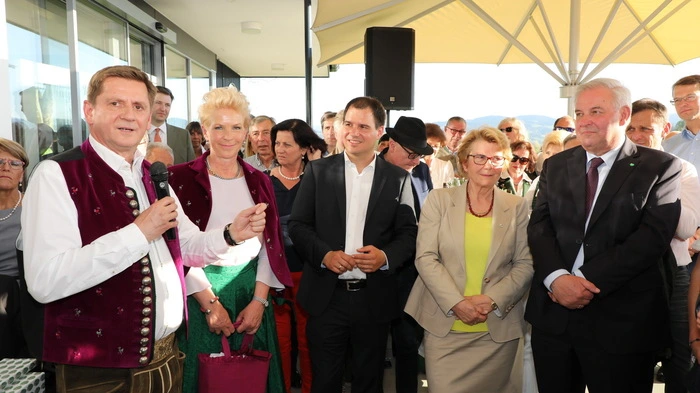 Die steirischen Weinberge sind ein Ort, an dem sich der Leobener Bürgermeister Kurt Wallner besonders wohlfühlt. Und so lud er zur Feier seines 60. Geburtstag ins Weinrefugium Brolli in Gamlitz. Im Bild ist Wallner mit seiner Lebensgefährtin Elisabeth Kühberger, Landeshauptmann-Stellvertreter Michael Schickhofer, die ehemalige Landeshauptfrau Waltraud Klasnic sowie der Landeshauptmann Hermann Schützenhöfer.