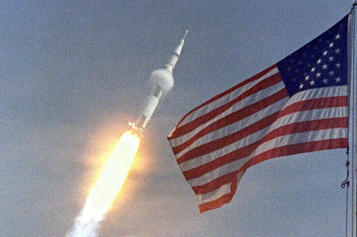 Nur kurz können die vielen Schaulustigen mit freiem Auge die ersten Flugkilometer der Saturn V mitverfolgen.