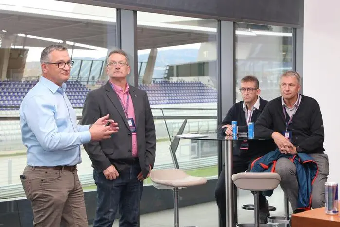 Ergänzt durch einen informativen Vortrag von Landesfeuerwehrrat Erwin Grangl, der auf die spezifischen Herausforderungen und Vorgehensweisen der Feuerwehr bei Großereignissen wie der Formel 1 oder MotoGP einging.