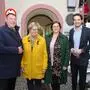 Bürgermeister Josef Jury, Erika und Julia Schuster sowie Landtagsabgeordneter Luca Burgstaller