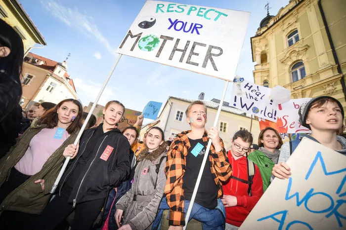 Sie hielten ihren Protest auf dutzenden, selbst gebastelten Plakaten fest.