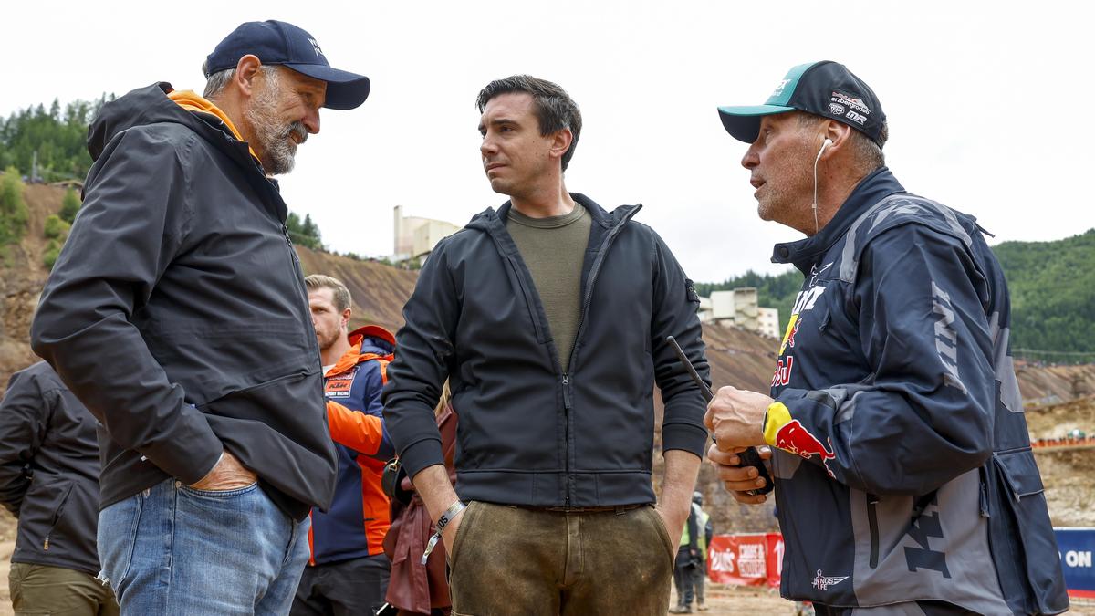 Heinz Kinigadner (KTM) mit Red-Bull-Erbe Mark Mateschitz und Erzbergrodeo-Organisator Karl Katoch beim Red Bull Hare Scramble in Eisenerz im Juni 2024 