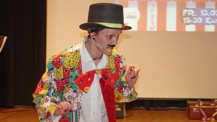 Als Zirkusdirektorin lud die Leiterin der elementaren Musikpädagogik in der Musikschule Weiz, Birgit Schwaiger, zum Kinderfasching-Mitmachkonzert in den Weizer Europasaal.