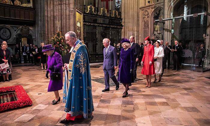 Ehrwürdige Feier in Westminster Abbey: Die Queen führt die Windsor-Familie (Charles, Camilla, Willia, Cahterine, Harry und Meghan) an. Drei der Personen tragen ähnliche Farben