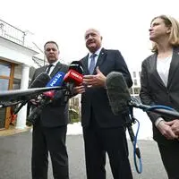 Vizekanzler Andreas Babler (SPÖ), Bundeskanzler Christian Stocker (ÖVP) und Außenministerin Beate Meinl-Reisinger (Neos) 