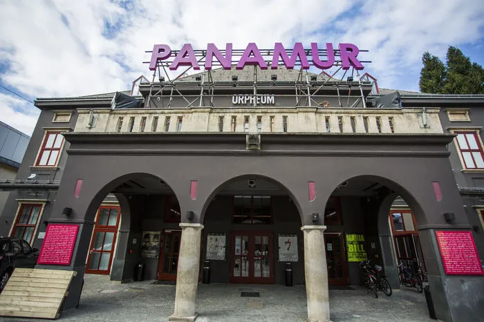 ... Von außen schaut das Orpheum in Graz aus wie immer. Nur ein Name prangt in lila Lettern: Panamur ...