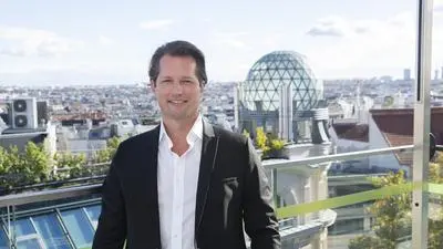 Ein Mann auf einer Dachterrasse in Wien  | Dorfer ist verantwortlich für das IntercityHotel und das Jaz in the City