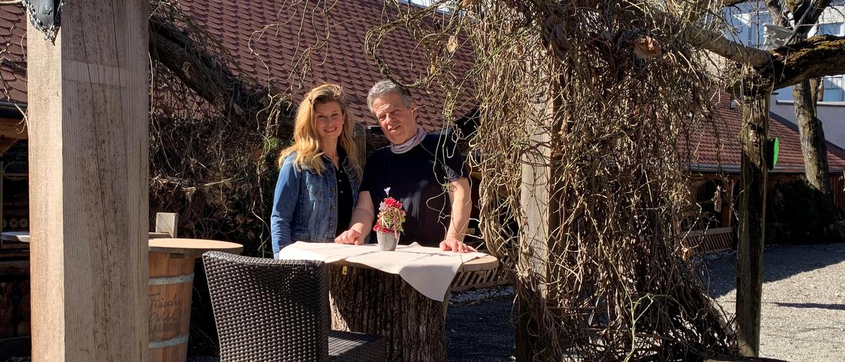 Tanja Hölzl mit ihrem Vater und Gründer des „Bachwirts“, Sepp Hölzl