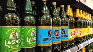 Bierflaschen im Regal | Gesetz geplant: Kein Verkauf von gekühltem Alkohol in den Nachtstunden