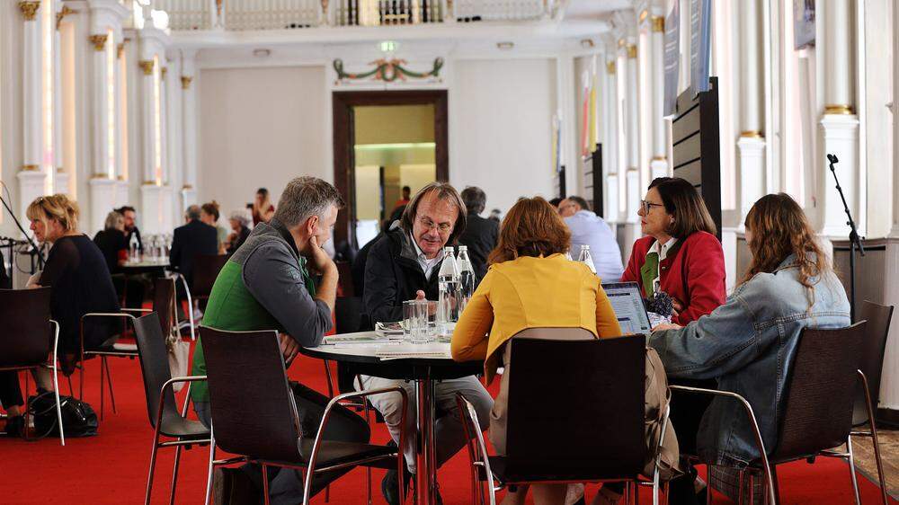 Der Markt der Zukunft fand auch 2021 in der Alten Universität Graz statt – beim Forum der Initiativen kann man sich an Tischen mit Expertinnen und Experten austauschen
