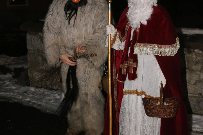 Die Feuerwehr in Rothenthurm hat wieder den Nikolaus und den Krampus bestellt, die natürlich auch gekommen sind.