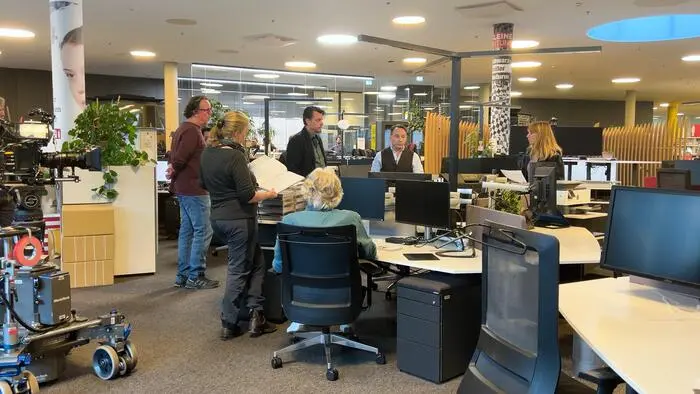 Steirerkrimi-Dreh im Newsroom der Kleinen Zeitung: die Kriminalisten Hary Prinz und Maya Unger befragen Chefredakteur Stefko Hanushevsky