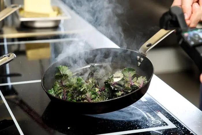 Die Garzeit ist sehr kurz: Es reicht, das Gemüse insgesamt 2 bis 5 Minuten in Salzwasser zu kochen oder kurz in der Pfanne anzubraten oder zu dünsten.
