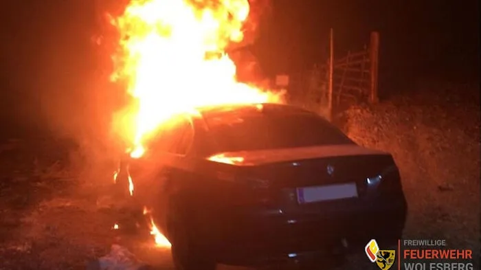 Das Auto ging plötzlich in Flammen auf 