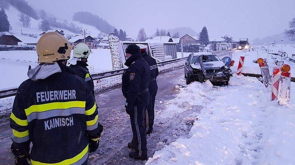 Unfall auf Schneefahrbahn in Kainisch