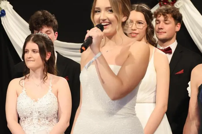 Die festliche Polonaise der Maturanten markierte den Höhepunkt des Abends und würdigte ihren schulischen Abschluss.