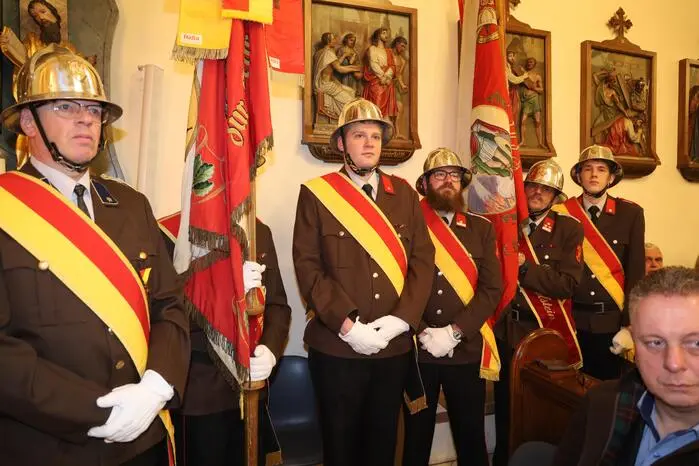 Die Kirche bot ein buntes Bild, für das Vereine und Organisationen in ihren Trachten und Uniformen aufmarschierten