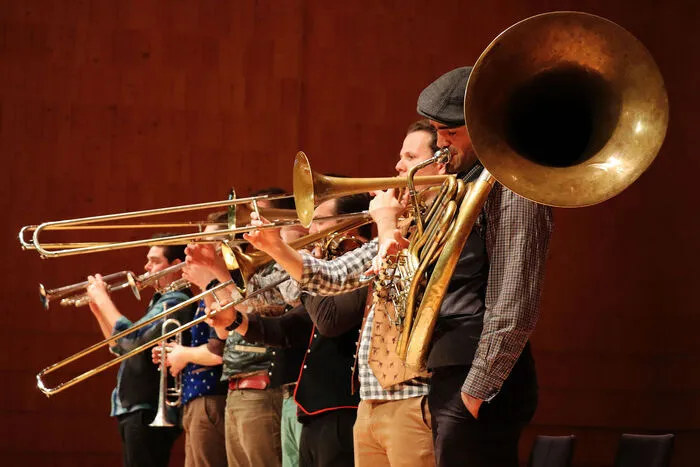 Da Blechhauf ´n sitzt gemütlich am Stammtisch, das Bier rinnt, der Schmäh rennt, schon werden die Instrumente ausgepackt und es wird musiziert. Von Mariandl bis Mariachi, von Mosch bis Mutzenbacher, der Blechhauf´n spielt, wie gewohnt witzig und virtuos, alte Hadern, böhmische Weisen und die größten Hits der letzten 2000 Jahre.