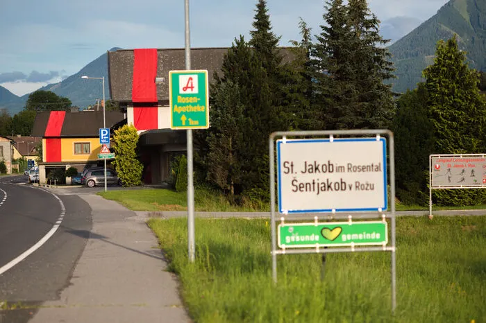 Diesen Fragen nähert sich der Kulturverein rož mit seinem Projekt „Hranca – Grenz“ an: Im Rahmen von CarinthiJa 2020 wird seit Ende Mai ein signalrotes Band durch St. Jakob im Rosental/Šentjakob v Rožu gezogen.