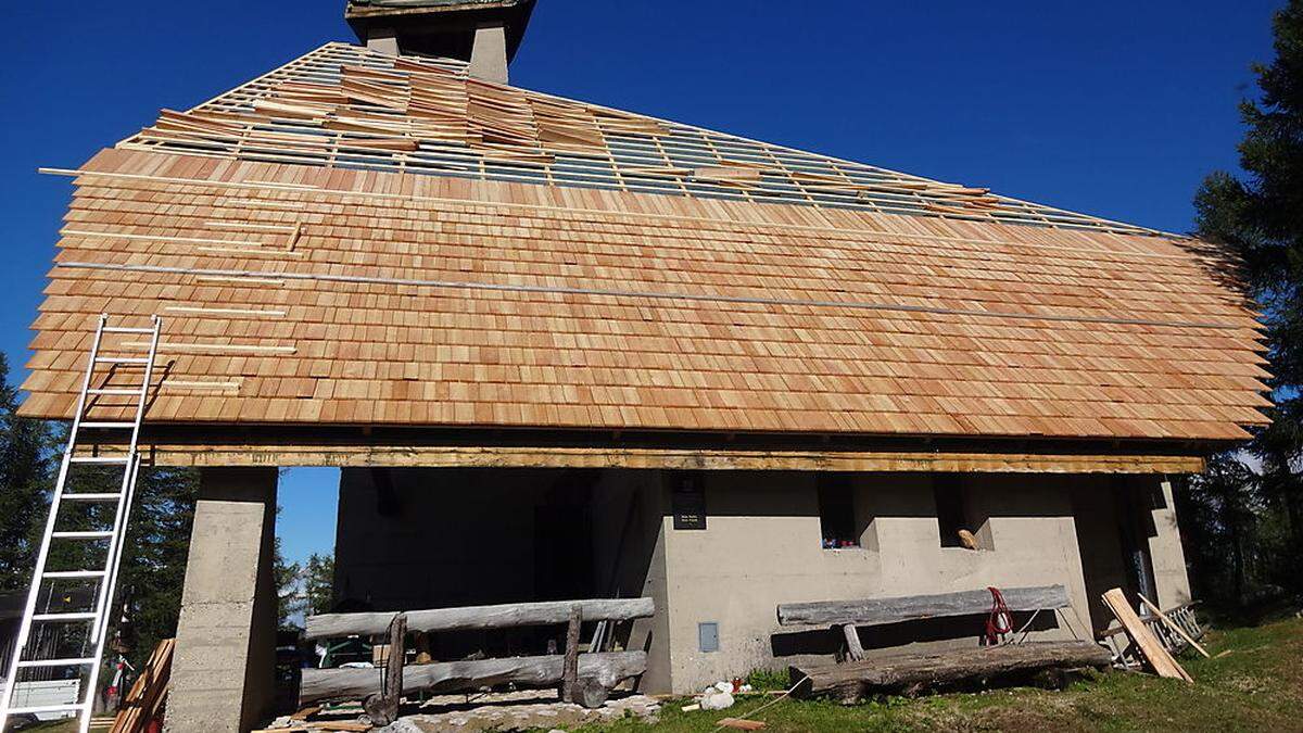 Die Petztenkapelle während der Eindeckungsarbeiten