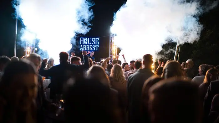 Nach erfolgreichen Events am Schönberghof und beim Gröndahlhaus tourte die Reihe House Arrest am Samstag, dem 3. Oktober 2026, weiter nach Seckau.