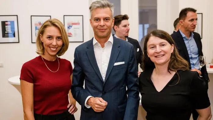 Stefanie Koch (Kleine Zeitung), Thomas Arnoldner (Telekom) und Emma Baines (Botschafterin) 
