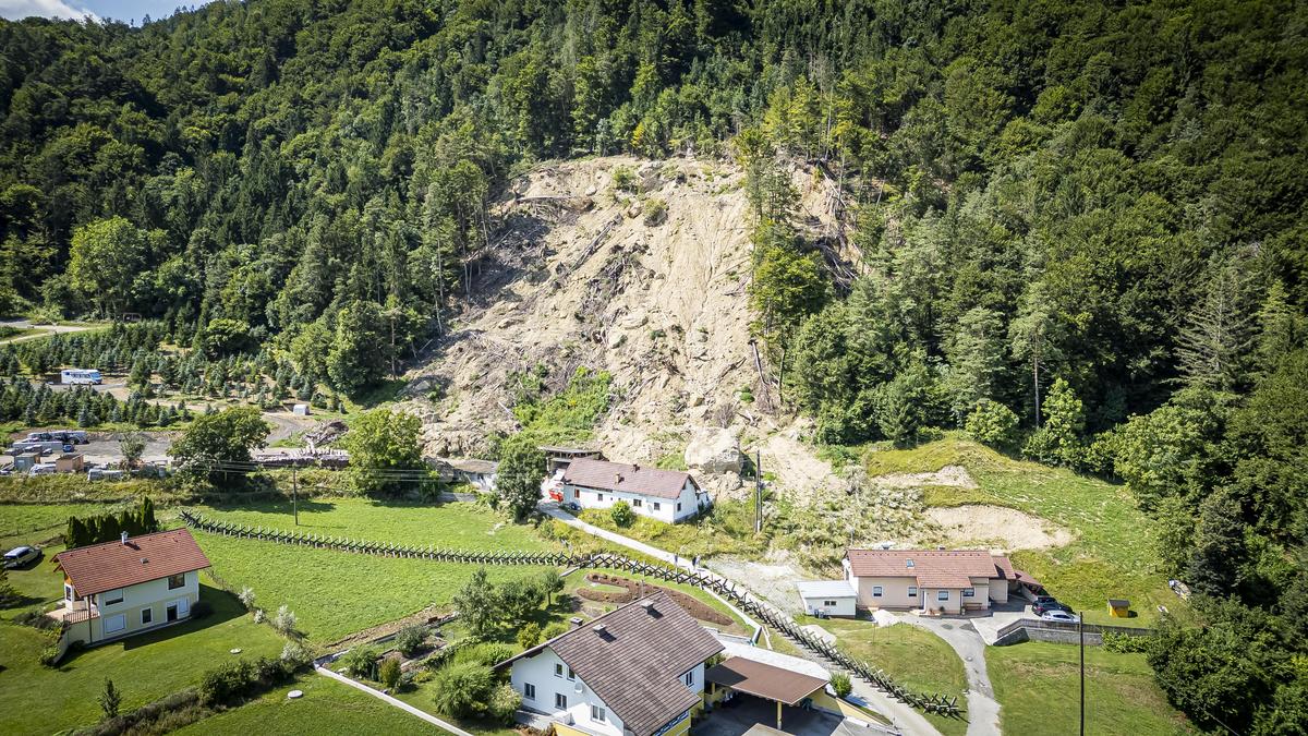 Zwei Häuser dürfen seit dem Unwetter und einem Felssturz 2023 weiterhin nicht betreten werden