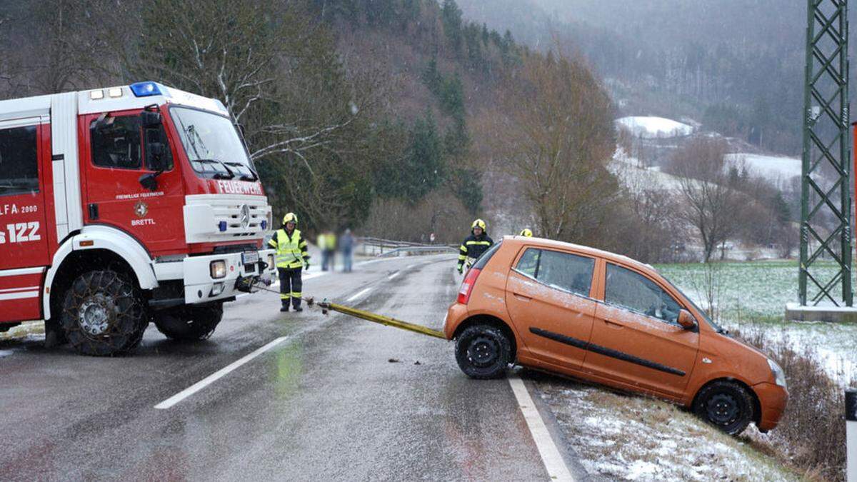 Das Auto musste mithilfe einer Seilwinde aus dem Graben gezogen werden