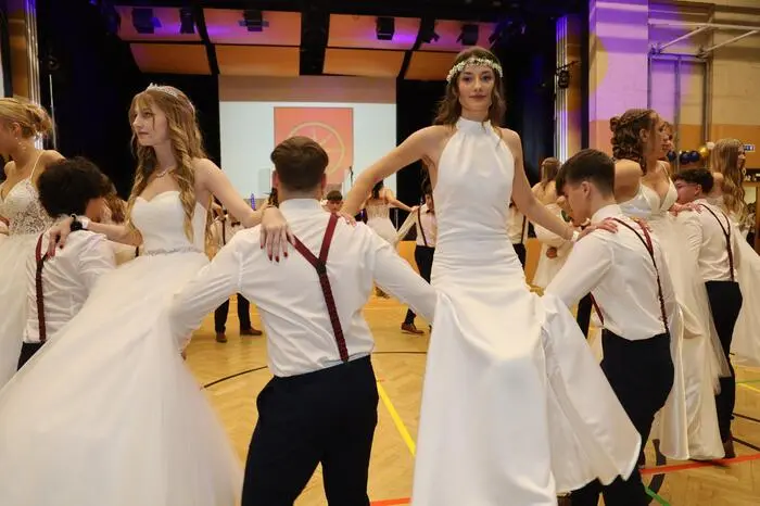 Auch akrobatische Einlagen gehörten zur Polonaise